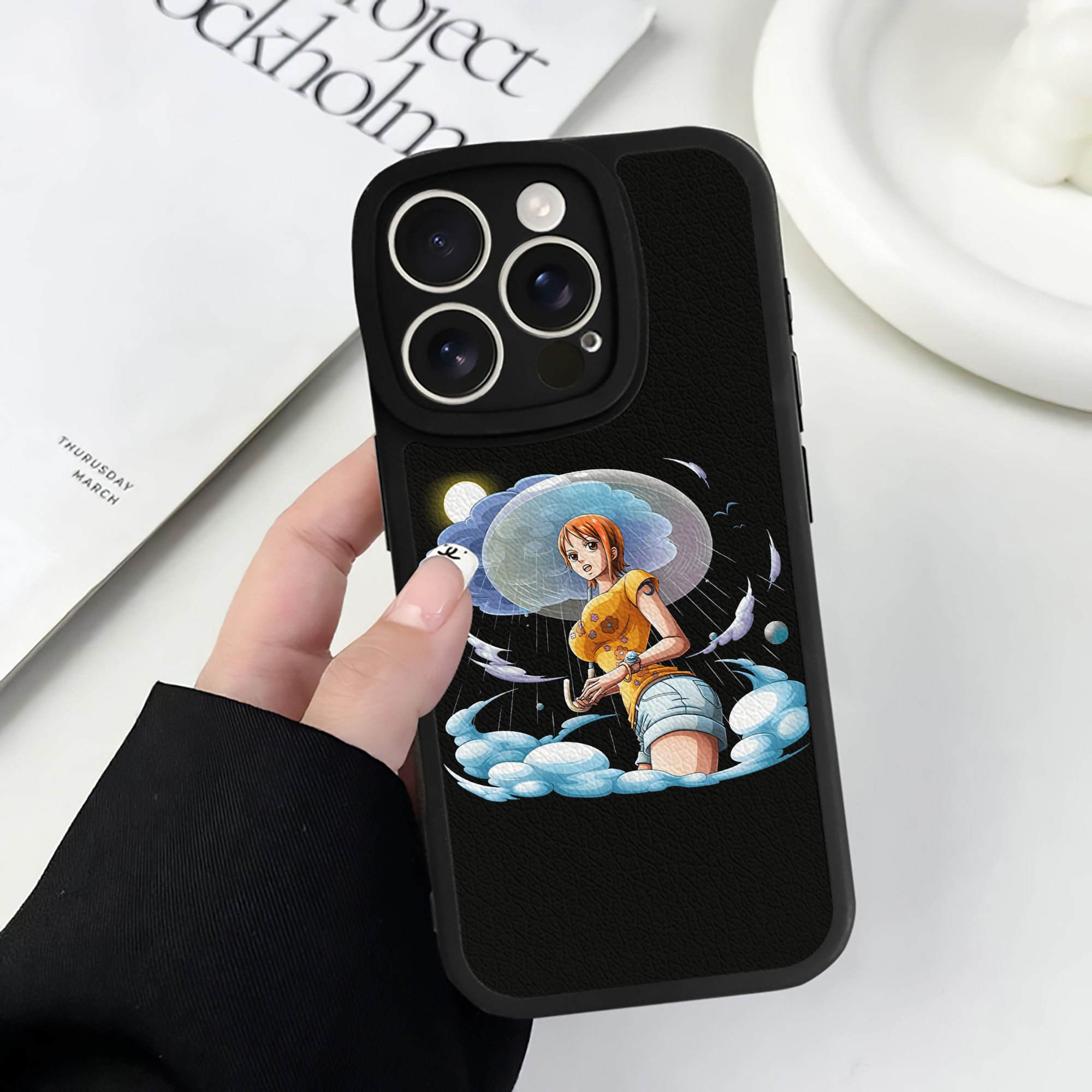 （画像用） ワンピース ナミ ONE PIECE Nami 【iPhone 16シリーズ対応】シリコンスマホケース（レザー調） 材質：シリコン